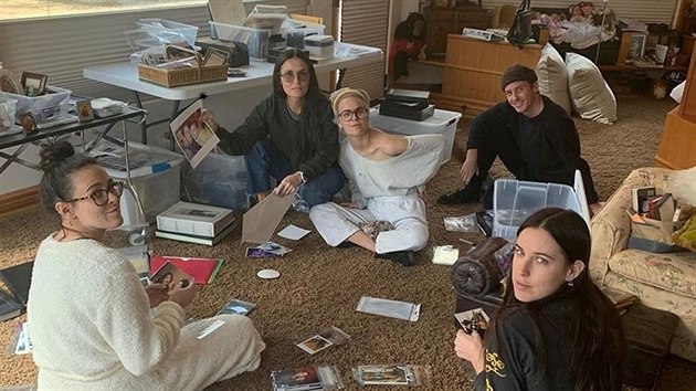 Demi Moore s dcerami a ptelem jedn z nich v dob karantny (28. bezna 2020)