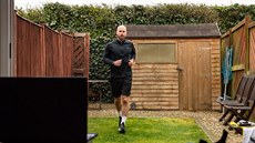 Bývalý britský oštěpař James Campbell si zaběhl maraton za domem na dvorku,... Bývalý britský oštěpař James Campbell si zaběhl maraton za domem na dvorku,...