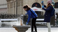 Pracovnice Správy přírodních léčivých zdrojů a kolonád odebírají vzorky pro... Pracovnice Správy přírodních léčivých zdrojů a kolonád odebírají vzorky pro...