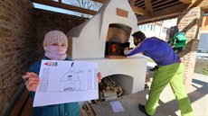 Libor Matoušek přikládá do chebské obecní pece dříví při první zkoušce ohněm. Libor Matoušek přikládá do chebské obecní pece dříví při první zkoušce ohněm.
