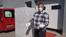 Obchodní ředitel karlovarské firmy Refil Jan Česák s dodávkou respirátorů pro... Obchodní ředitel karlovarské firmy Refil Jan Česák s dodávkou respirátorů pro...
