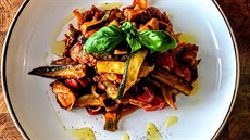 Nakonec porci ozdobte bazalkou. Nakonec porci ozdobte bazalkou.