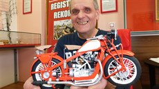 Václav Dohnalík se slavným Rumpálem při prezentaci svého rekordu Václav Dohnalík se slavným Rumpálem při prezentaci svého rekordu