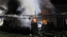V noci na sobotu devět jednotek hasičů bojovalo s požárem ve Vilémově na... V noci na sobotu devět jednotek hasičů bojovalo s požárem ve Vilémově na...
