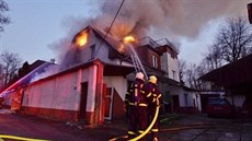 Hasiči do pozdní noci bojovali s požárem rodinného domu ve Slezské Ostravě (4.... Hasiči do pozdní noci bojovali s požárem rodinného domu ve Slezské Ostravě (4....