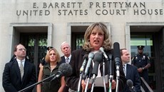Linda Trippová hovoří k novinářům po soudním jednání ve Washingtonu. (29. července 1998) Linda Trippová hovoří k novinářům po soudním jednání ve Washingtonu. (29. července 1998)