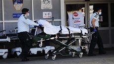 Záchranáři přivážejí do newyorské nemocnice nakažené koronavirem. (6. dubna... Záchranáři přivážejí do newyorské nemocnice nakažené koronavirem. (6. dubna...