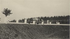 Nájezd do ostrovaických serpentin pi prvním závodu 28. záí 1930.