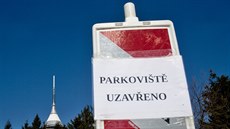 Zavřené parkoviště na Ještědu. Zavřené parkoviště na Ještědu.