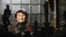 Sklářská výtvarnice Jaroslava Brychtová na archivním snímku z roku 2015 Sklářská výtvarnice Jaroslava Brychtová na archivním snímku z roku 2015