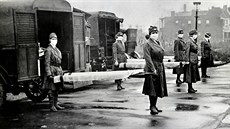 V boji s pandemií španělské chřipky v americkém St. Louis pomáhaly motorizované... V boji s pandemií španělské chřipky v americkém St. Louis pomáhaly motorizované...