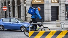S opatřeními proti šíření koronaviru vzrostlo v Praze využívání kurýrů. Ti vozí... S opatřeními proti šíření koronaviru vzrostlo v Praze využívání kurýrů. Ti vozí...