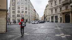 S opatřeními proti šíření koronaviru vzrostlo v Praze využívání kurýrů. Ti vozí... S opatřeními proti šíření koronaviru vzrostlo v Praze využívání kurýrů. Ti vozí...
