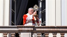 Praský arcibiskup Dominik Duka slouil v nedli mi z balkonu arcibiskupského...