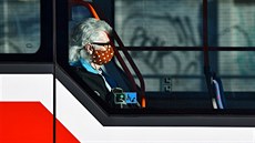 Muž v roušce při cestě tramvají v centru Brna. (5. dubna 2020) Muž v roušce při cestě tramvají v centru Brna. (5. dubna 2020)