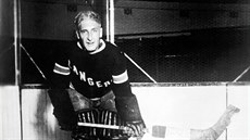 Kanadský hokejista, trenér a dlouholetý generální manažer Lester Patrick na... Kanadský hokejista, trenér a dlouholetý generální manažer Lester Patrick na...