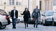 Ministři Alena Schillerová a Karel Havlíček přicházejí na jednání Poslanecké... Ministři Alena Schillerová a Karel Havlíček přicházejí na jednání Poslanecké...