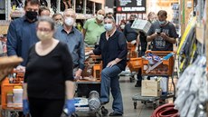 Lidé nakupují v hobbymarketu Hornbach v pražských Řepích. Prodejny musí aktivně... Lidé nakupují v hobbymarketu Hornbach v pražských Řepích. Prodejny musí aktivně...