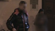 Strážníci zastavili dva lidi bez roušky. Jdeme jen z domu do auta, bránili se Strážníci zastavili dva lidi bez roušky. Jdeme jen z domu do auta, bránili se