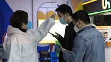 Zdravotnice kontroluje teplotu obyvatel Wu-chanu, kde vypukla epidemie...