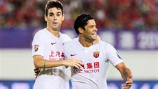 Brazilští fotbalisté Oscar (vlevo) a Hulk (vpravo) v dresu čínského týmu... Brazilští fotbalisté Oscar (vlevo) a Hulk (vpravo) v dresu čínského týmu...