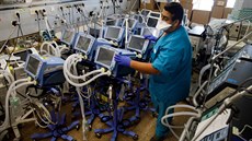 Zdravotník pracuje na koronavirovém oddělení ve Wolfson Medical Center v... Zdravotník pracuje na koronavirovém oddělení ve Wolfson Medical Center v...
