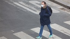 Francouzi mohou bhem pandemie vycházet jen z váných dvod. (2. dubna 2020)