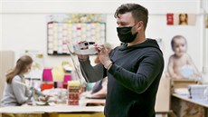 Místo stojanů vyrábí ochranné štíty. Firmy krizi pojaly jako novou příležitost Brněnská firma Authentica (na snímku spolumajitel Martin Hasilík) se... | na serveru Lidovky.cz | aktuální zprávy