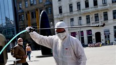 Námstí Svobody v centru Brna 6. dubna 2020 dezinfikovali kvli koronaviru.