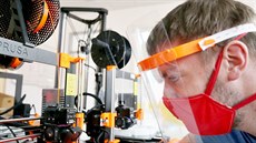 Tomáš Mejzlík z digitální dílny FabLab koordinuje 3D tiskárny pro výrobu... Tomáš Mejzlík z digitální dílny FabLab koordinuje 3D tiskárny pro výrobu...