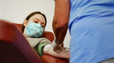 Medici pomáhají v nemocnicích, na infolinkách, hlídají děti i šijí roušky. Medici pomáhají v nemocnicích, na infolinkách, hlídají děti i šijí roušky.