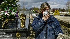Hrobařka se chrání maskou na hřbitově Salvador v severním Španělsku. (30.... Hrobařka se chrání maskou na hřbitově Salvador v severním Španělsku. (30....
