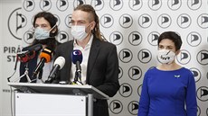 Na tiskové konferenci vystoupil předseda Pirátů Ivan Bartoš, místopředsedkyně... Na tiskové konferenci vystoupil předseda Pirátů Ivan Bartoš, místopředsedkyně...