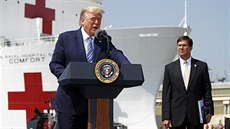 Americký prezident Donald Trump promlouvá před nemocniční lodí námořní flotily,... Americký prezident Donald Trump promlouvá před nemocniční lodí námořní flotily,...