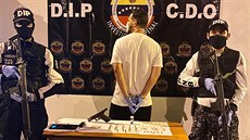 Venezuelští policisté se zadrženým na zakázané párty v Caracasu. (7. dubna 2020) Venezuelští policisté se zadrženým na zakázané párty v Caracasu. (7. dubna 2020)