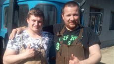 Tři zachránci. Bývalý armádní, dnes dobrovolný hasič Bronislav Rýpar (vpravo)... Tři zachránci. Bývalý armádní, dnes dobrovolný hasič Bronislav Rýpar (vpravo)...