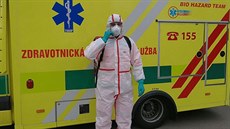 Do terénu vyráželi jedině v ochranných oblecích. Do terénu vyráželi jedině v ochranných oblecích.