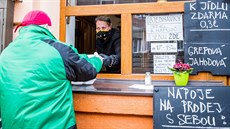 Hospody a restaurace tratí stovky tisíc měsíčně, zaměstnance se snaží udržet Řada restaurací v nouzovém stavu vydává jídla alespoň skrze okénka. Stejně tak... | na serveru Lidovky.cz | aktuální zprávy