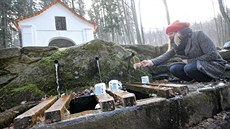 Voda z křemešnické studánky vytéká jen v některých ročních obdobích. Voda z křemešnické studánky vytéká jen v některých ročních obdobích.