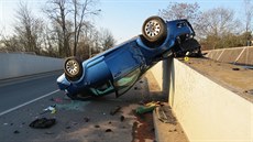 Auto se po nárazu do mostu otočilo na střechu. Auto se po nárazu do mostu otočilo na střechu.