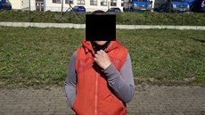 Žena středního věku, která neměla zakrytá ústa a nos rouškou nebo jiným vhodným... Žena středního věku, která neměla zakrytá ústa a nos rouškou nebo jiným vhodným...