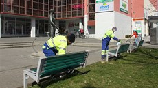 Uherské Hradiště dezinfikuje lavičky ve městě. Uherské Hradiště dezinfikuje lavičky ve městě.