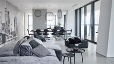 Na podlaze a části stěn použili architektky betonovou stěrku, kterou zjemňuje... Na podlaze a části stěn použili architektky betonovou stěrku, kterou zjemňuje...