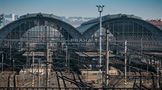 Hlavní nádraží v Praze bez vlaků i cestujících. (1. 4. 2020) Hlavní nádraží v Praze bez vlaků i cestujících. (1. 4. 2020)