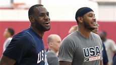 LeBron James (vlevo) a Carmelo Anthony na tréninku americké reprezentace LeBron James (vlevo) a Carmelo Anthony na tréninku americké reprezentace