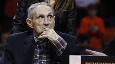 Rok 2018 - bývalý basketbalový trenér Eddie Sutton sleduje zápas. Rok 2018 - bývalý basketbalový trenér Eddie Sutton sleduje zápas.