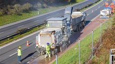 Dělníci brousili nerovnosti na přivaděči k dálnici D5 u Plzně mezi Kyšicemi a... Dělníci brousili nerovnosti na přivaděči k dálnici D5 u Plzně mezi Kyšicemi a...