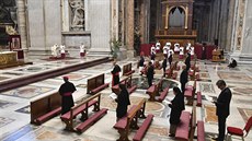 Pape Frantiek na Zelený tvrtek tém liduprázdné bazilice svatého Petra...