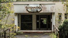 V Jevanech nedaleko Prahy stojí chátrající hotel Interpatria. Stavba obklopená... V Jevanech nedaleko Prahy stojí chátrající hotel Interpatria. Stavba obklopená...
