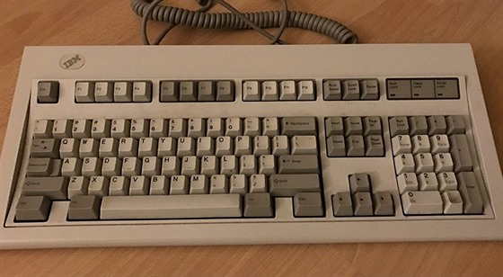 Klasická klávesnice IBM Model M